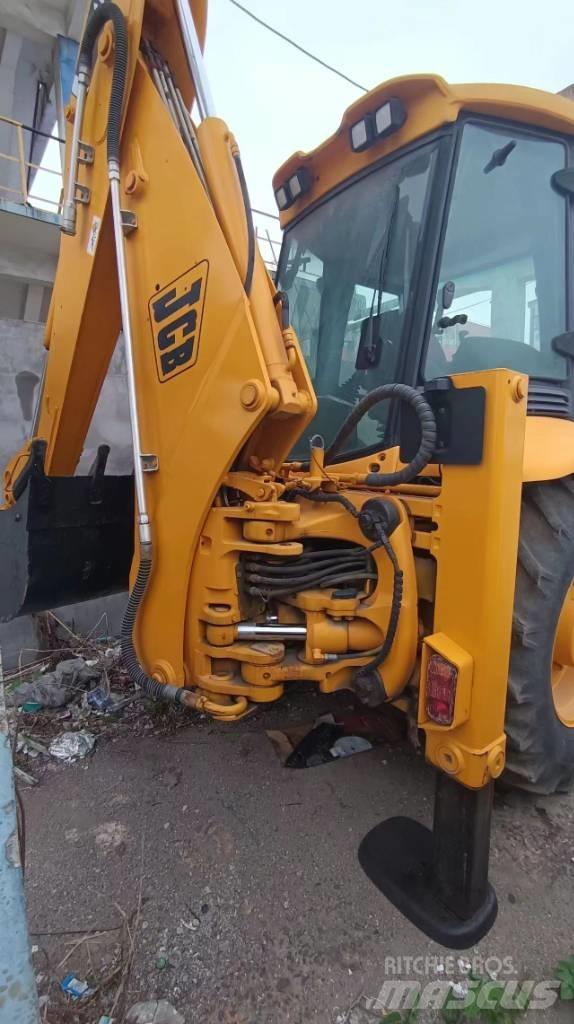 JCB 3 CX Kolesni nakladalci