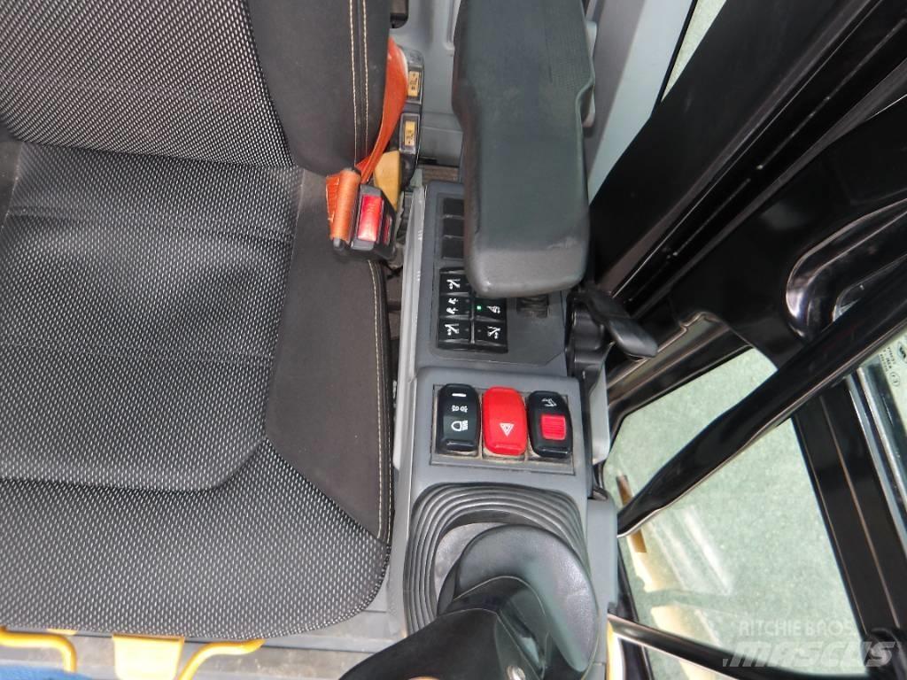 CAT M 318 Bagri na kolesih
