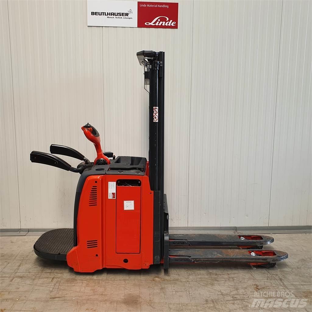 Linde D12AP Ročni električni viličar
