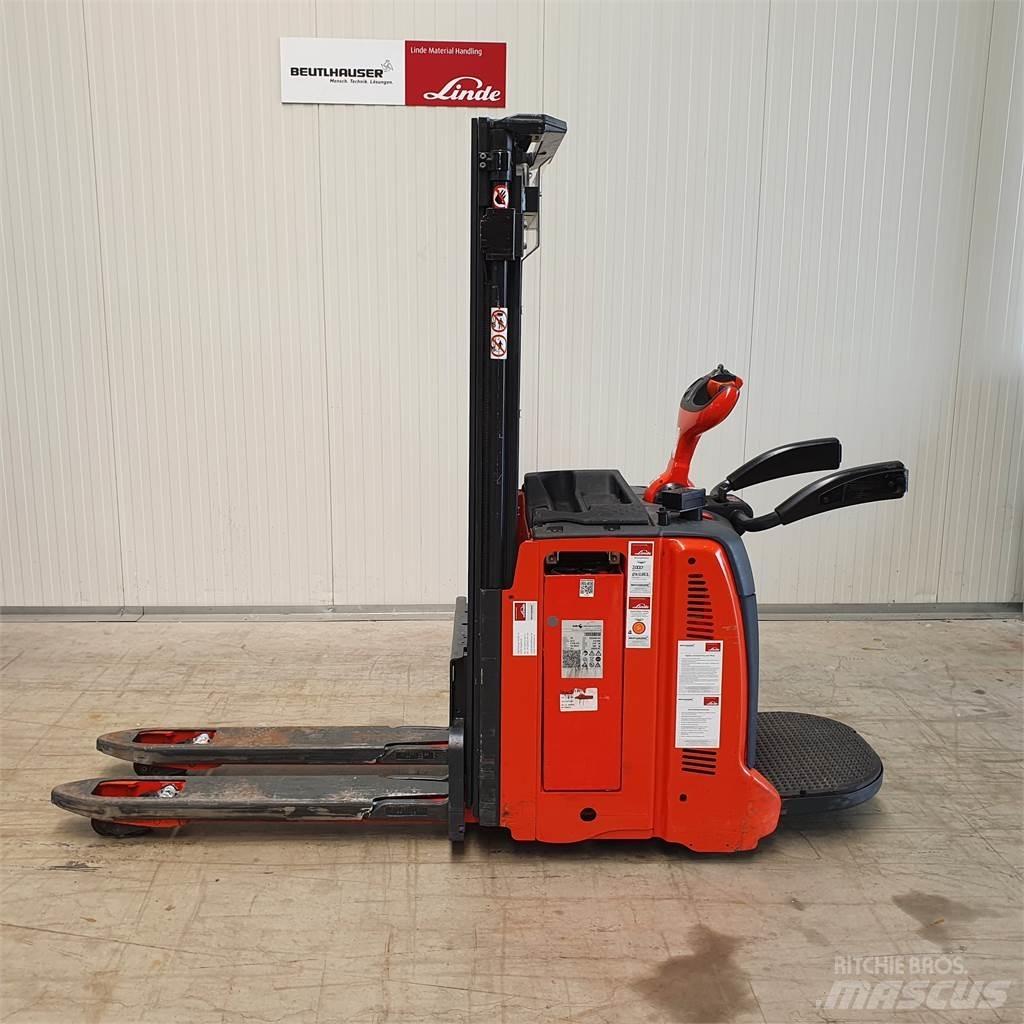 Linde D12AP Ročni električni viličar