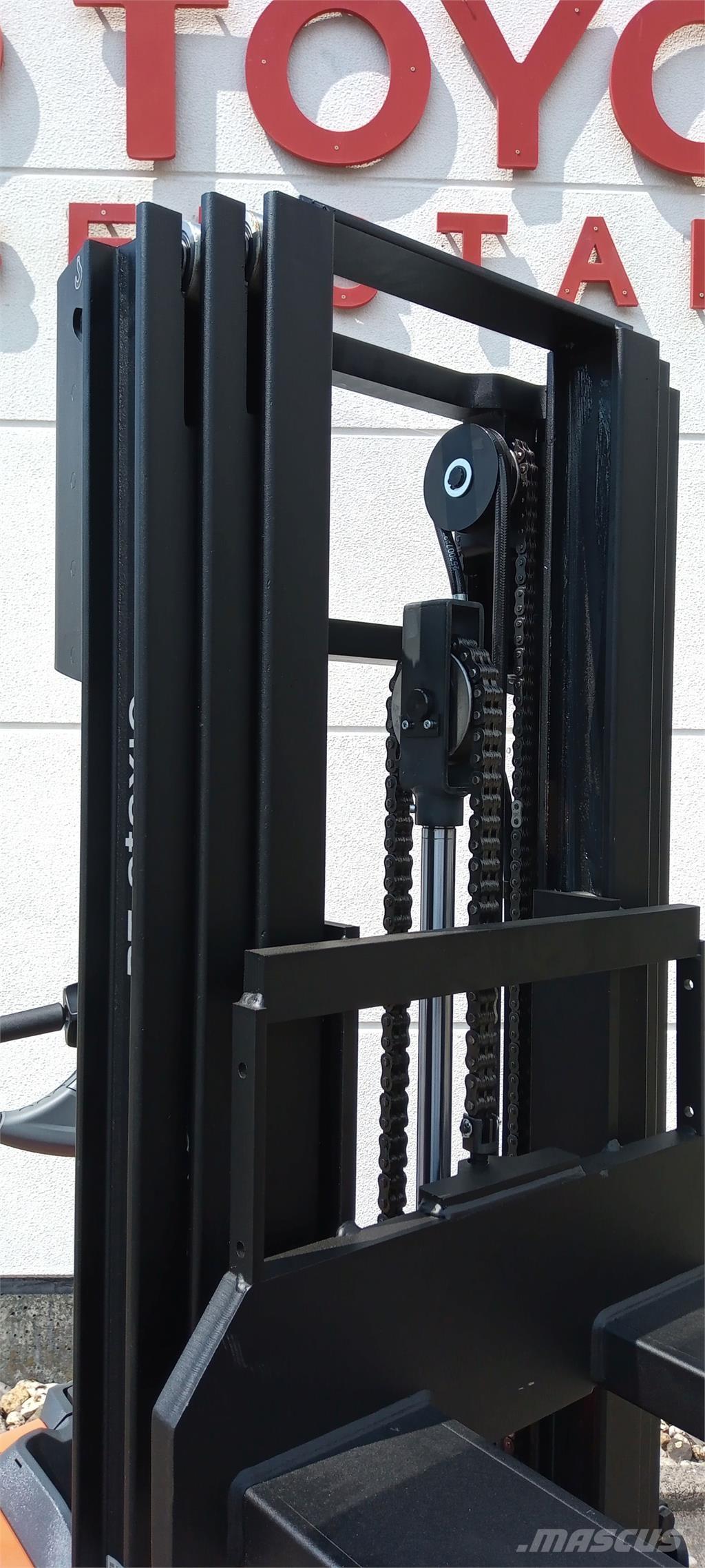 Toyota SWE120L Samopogonski ročni viličarji