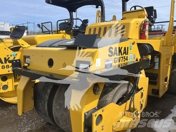 Sakai GW754 Kolesni valjarji s pnevmatikami