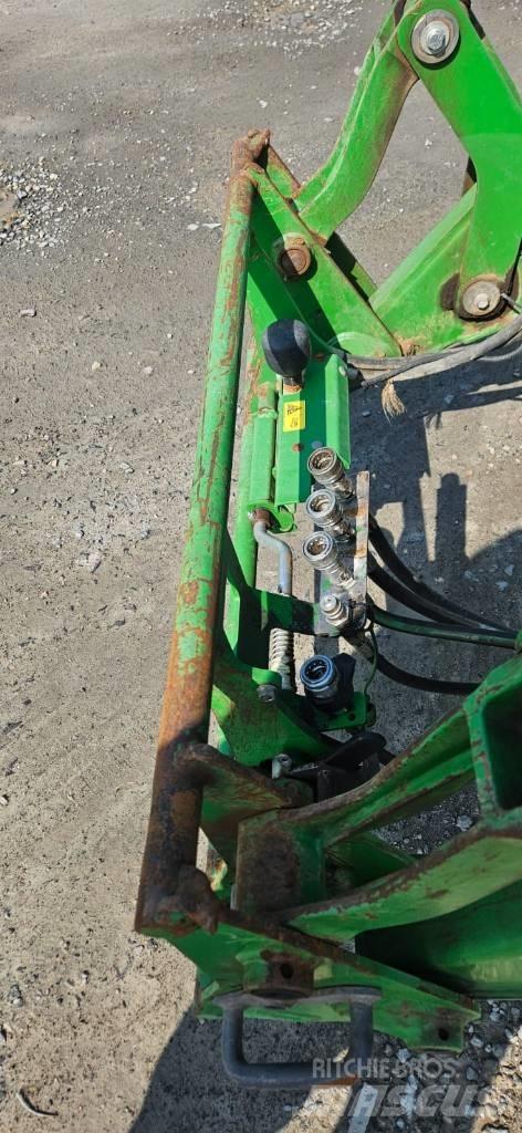 John Deere 6215R Traktorji