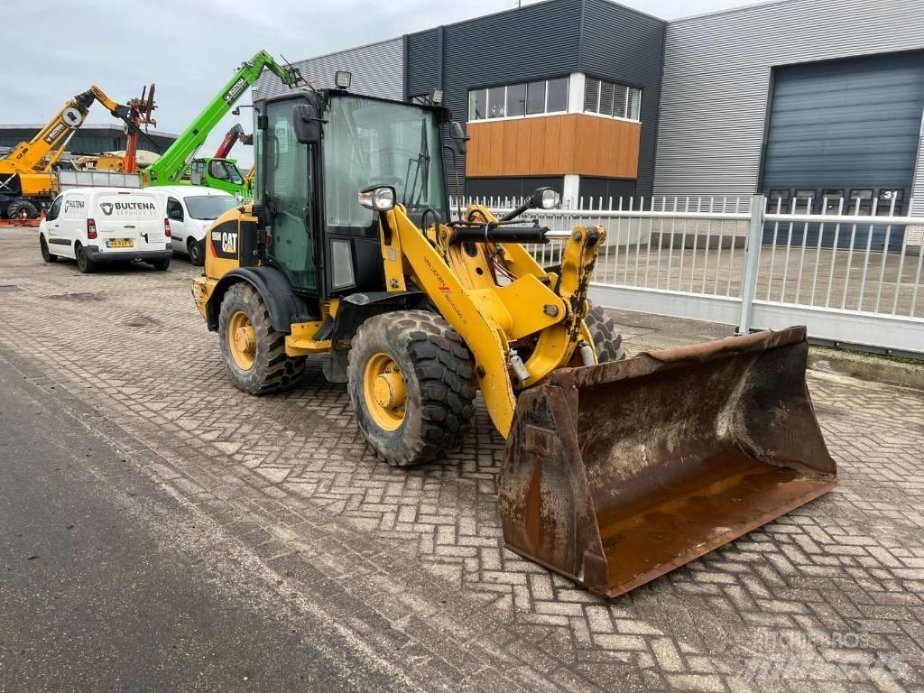 CAT 906 M Kolesni nakladalci