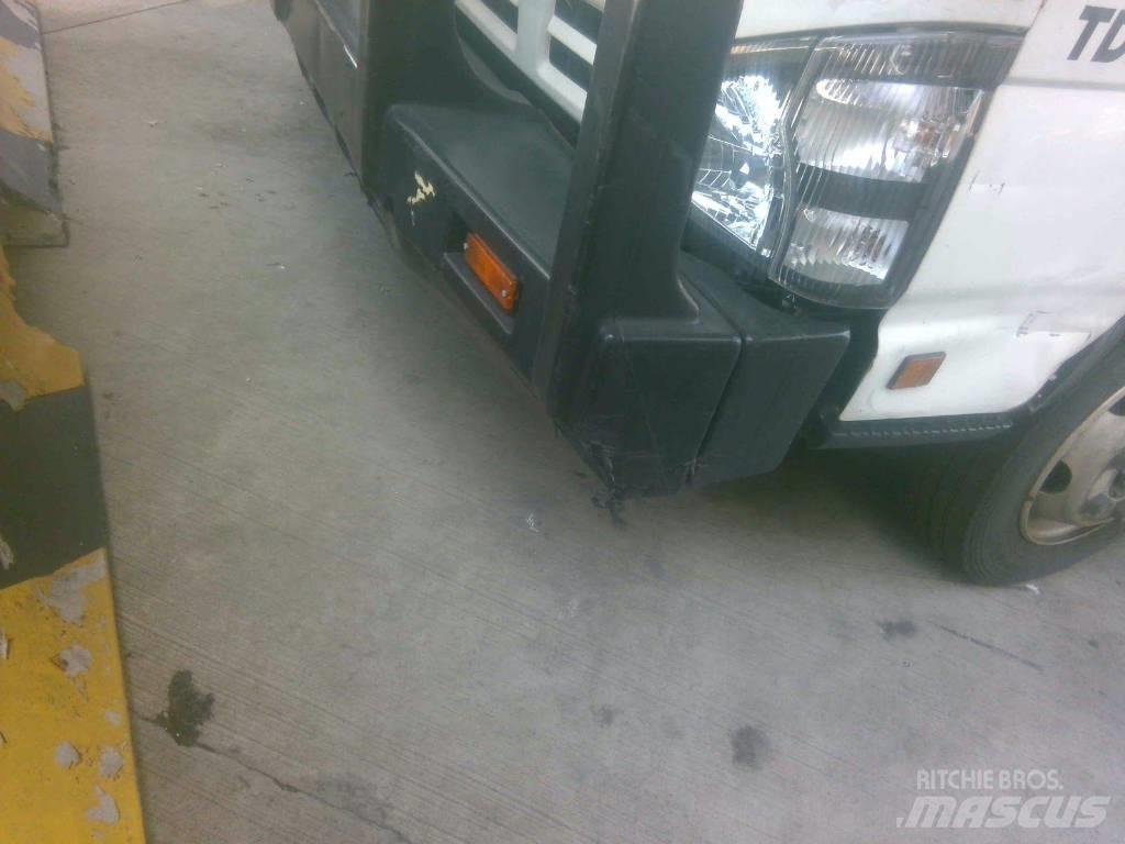 Isuzu NPR Tovornjaki cisterne