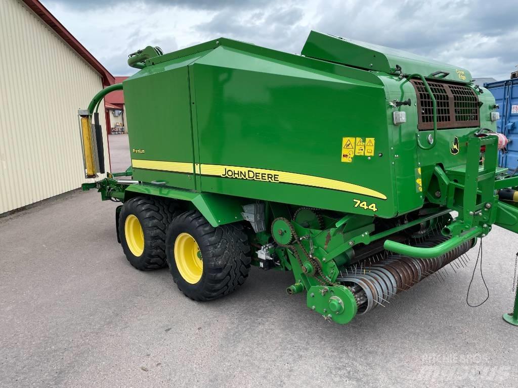 John Deere 744 H Balirke (okrogle bale)