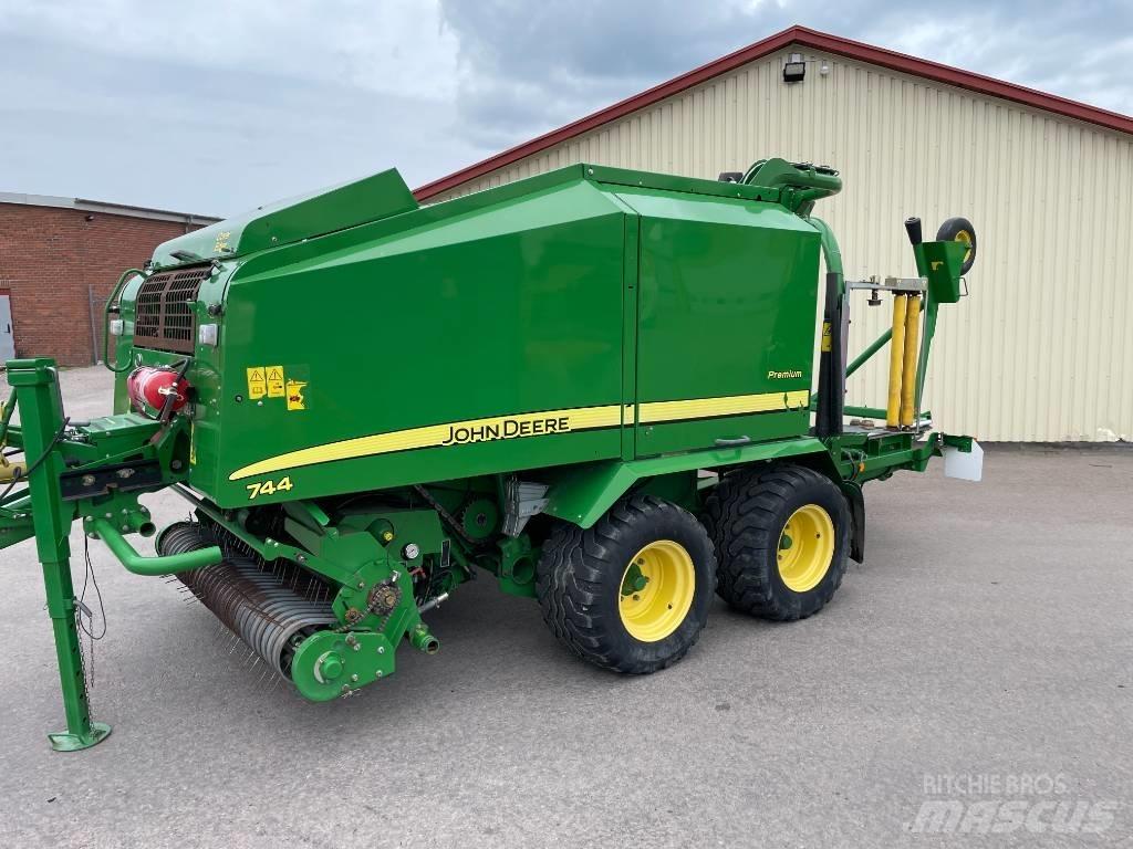 John Deere 744 H Balirke (okrogle bale)