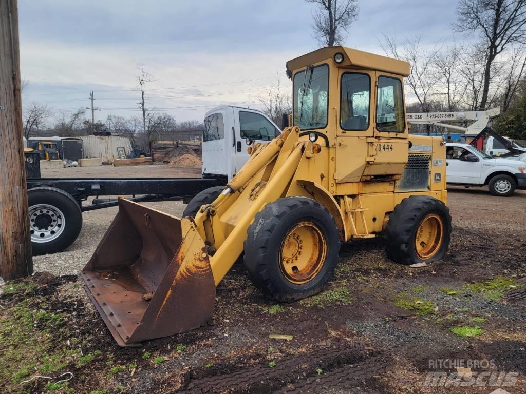 John Deere 444 A Kolesni nakladalci
