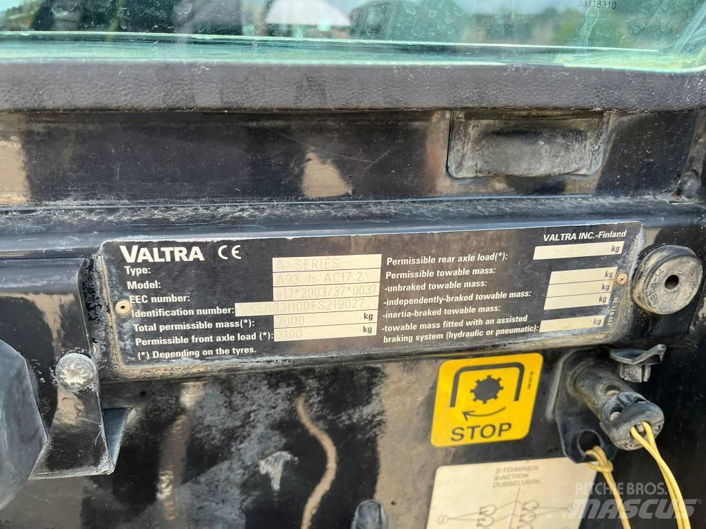 Valtra A 93 Traktorji