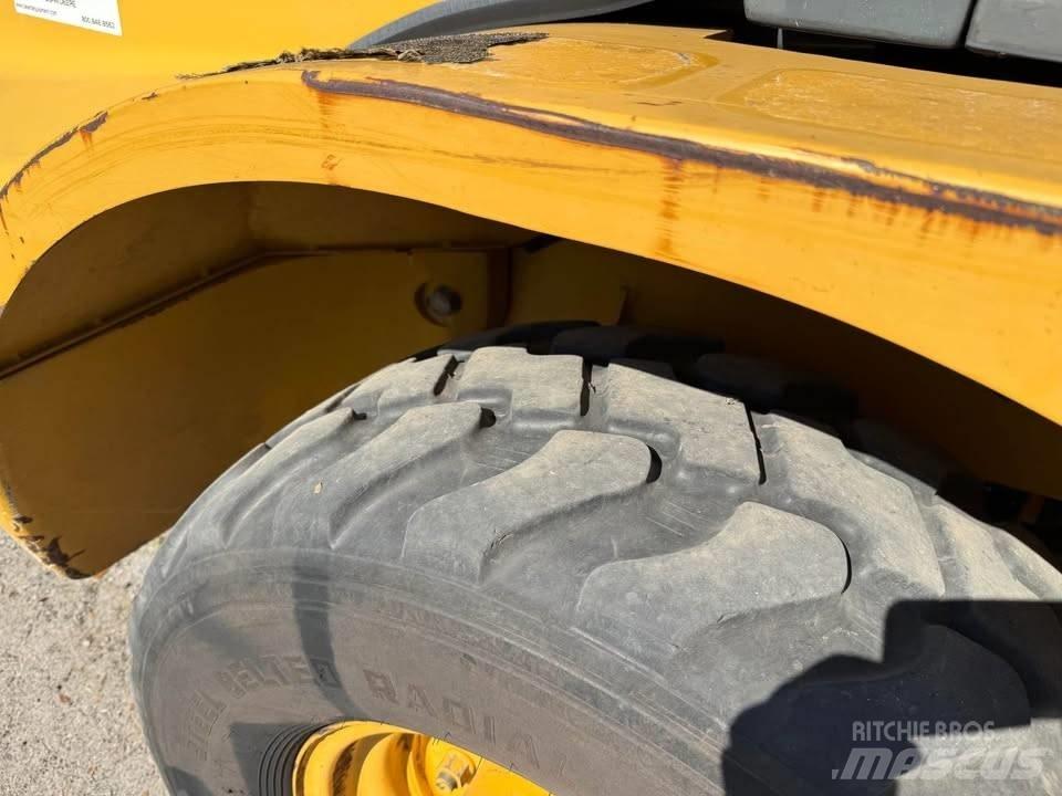 John Deere 244 J Kolesni nakladalci