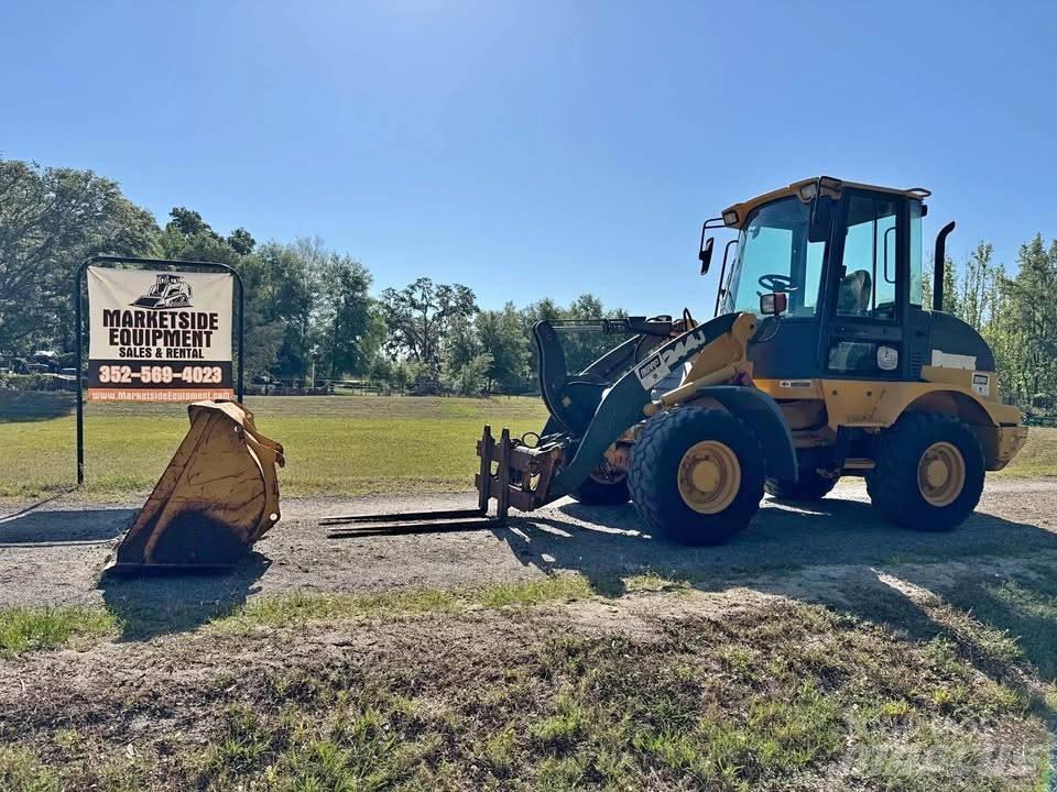 John Deere 244 J Kolesni nakladalci
