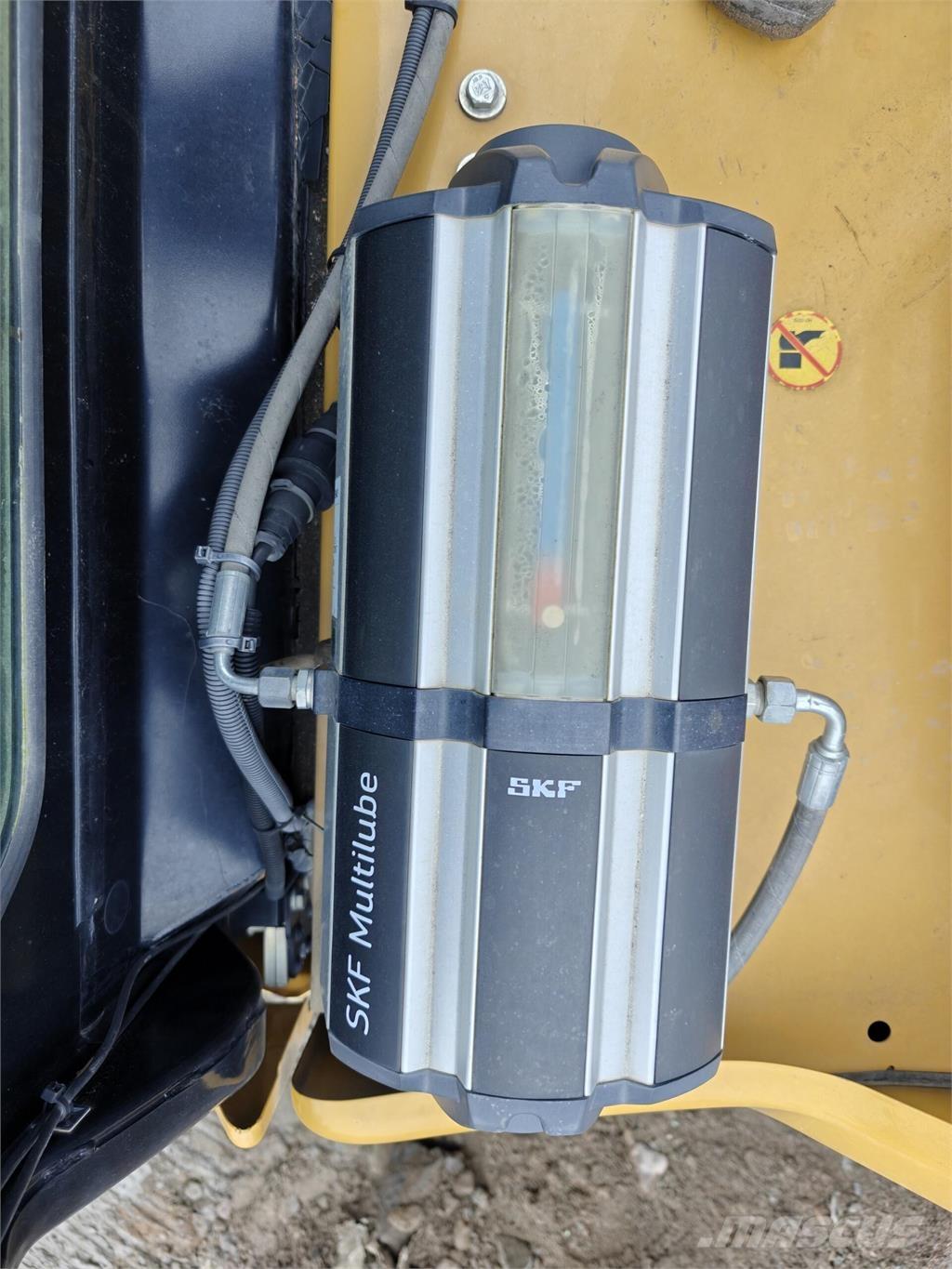 CAT 323 Bagri goseničarji