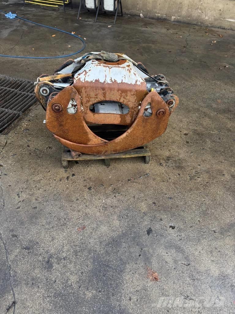 Komatsu G36 Grabeži