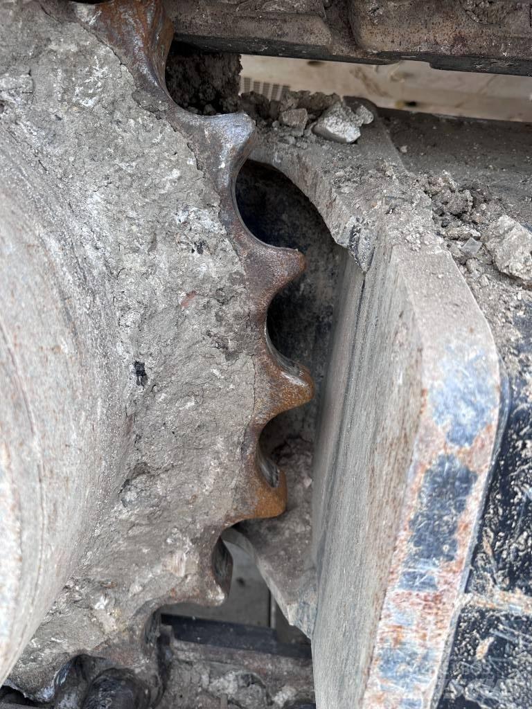 CAT 323 Bagri goseničarji