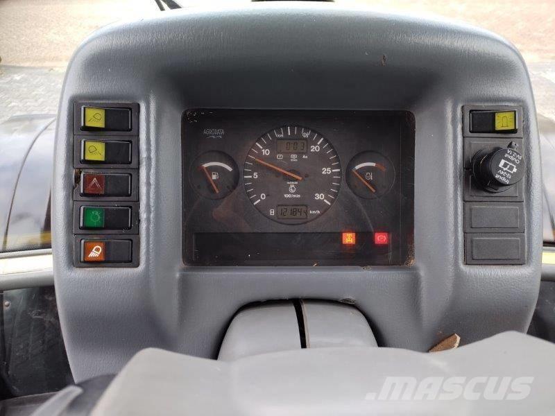 Valtra 6850 Traktorji