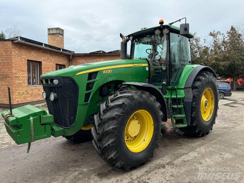 John Deere 8330 Traktorji