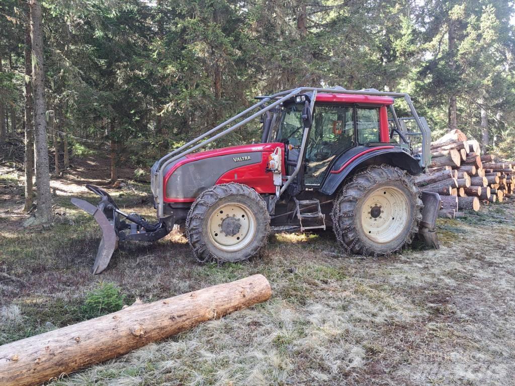 Valtra T 151 Traktorji