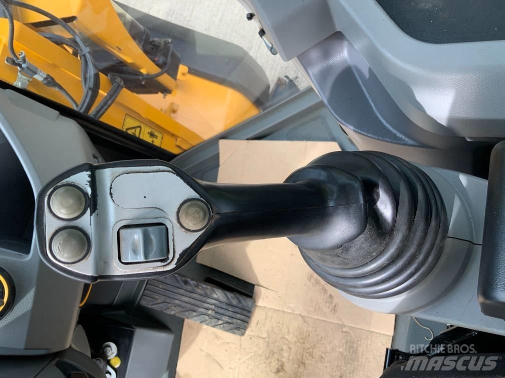 JCB 437 HT Kolesni nakladalci