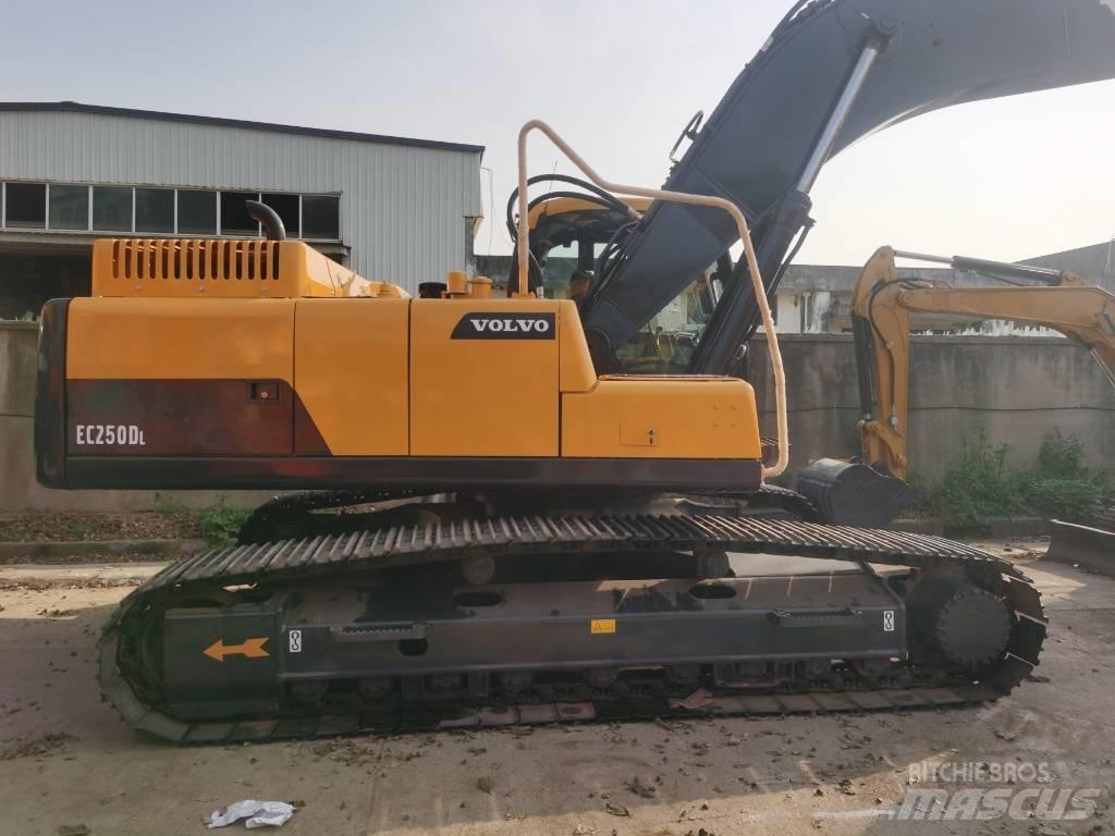 Volvo EC 250 D L Bagri goseničarji