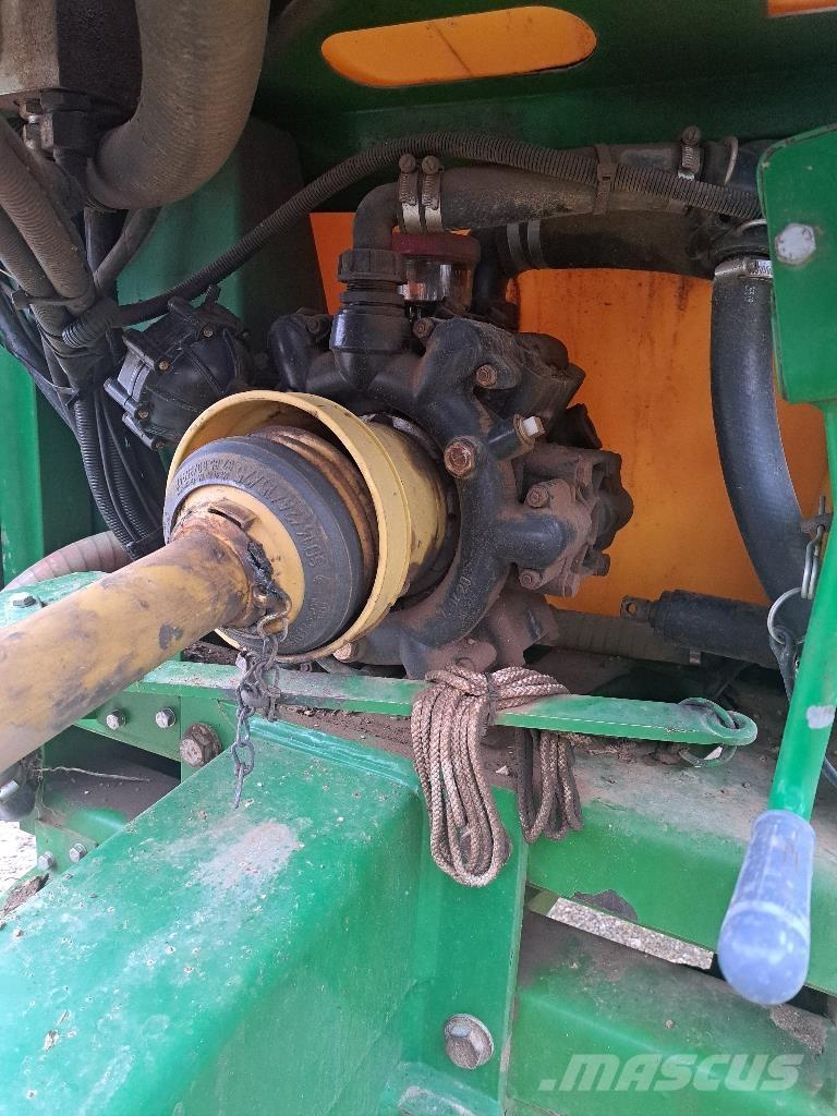 John Deere 732 Vlečne škropilnice