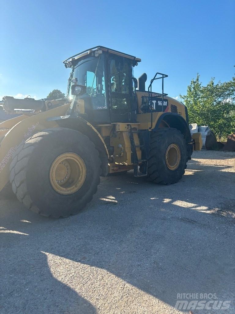 CAT 966m Kolesni nakladalci