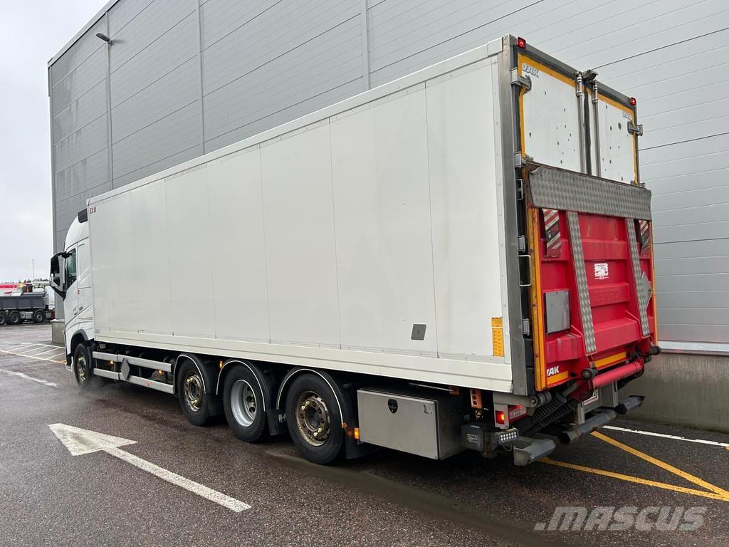 Volvo FH Tovornjaki zabojniki