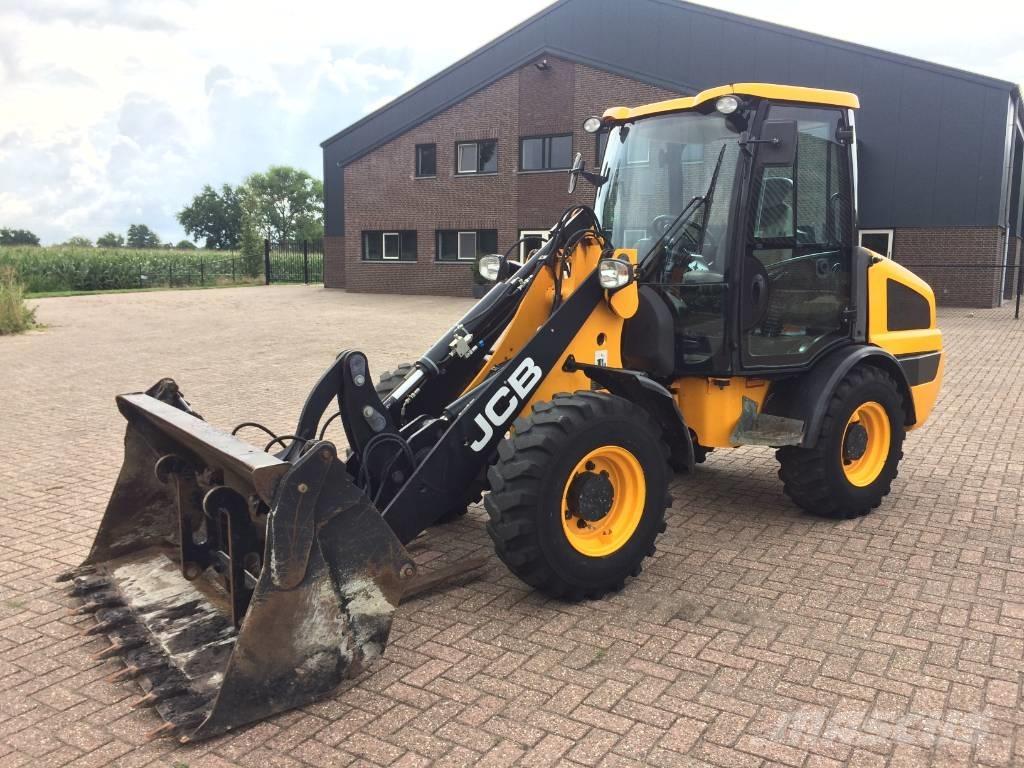 JCB 406 Kolesni nakladalci