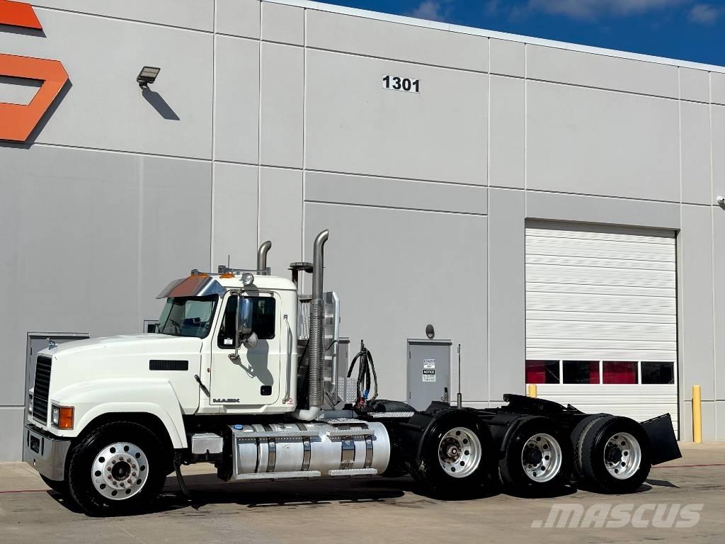 Mack CHU 613 Vlačilci