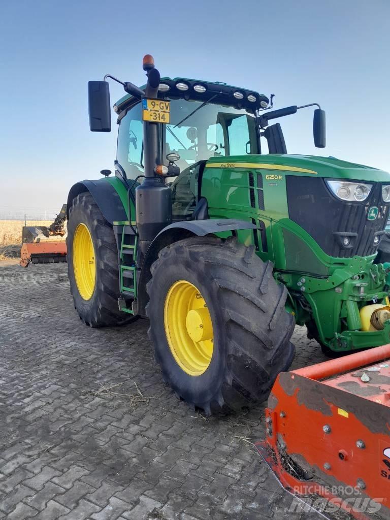 John Deere 6250R Traktorji