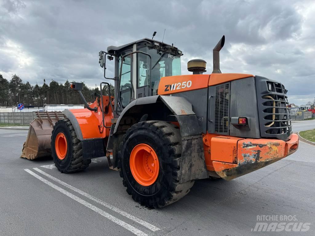 Hitachi ZW 250 Kolesni nakladalci