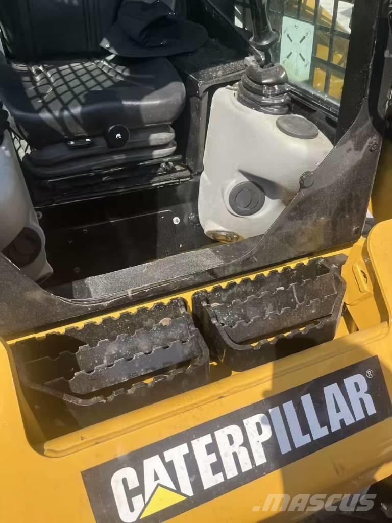 CAT 226 B 3 Skid steer mini nakladalci