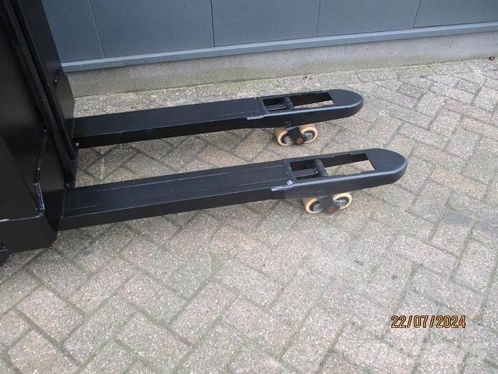 BT SWE 080L Ročni električni viličar