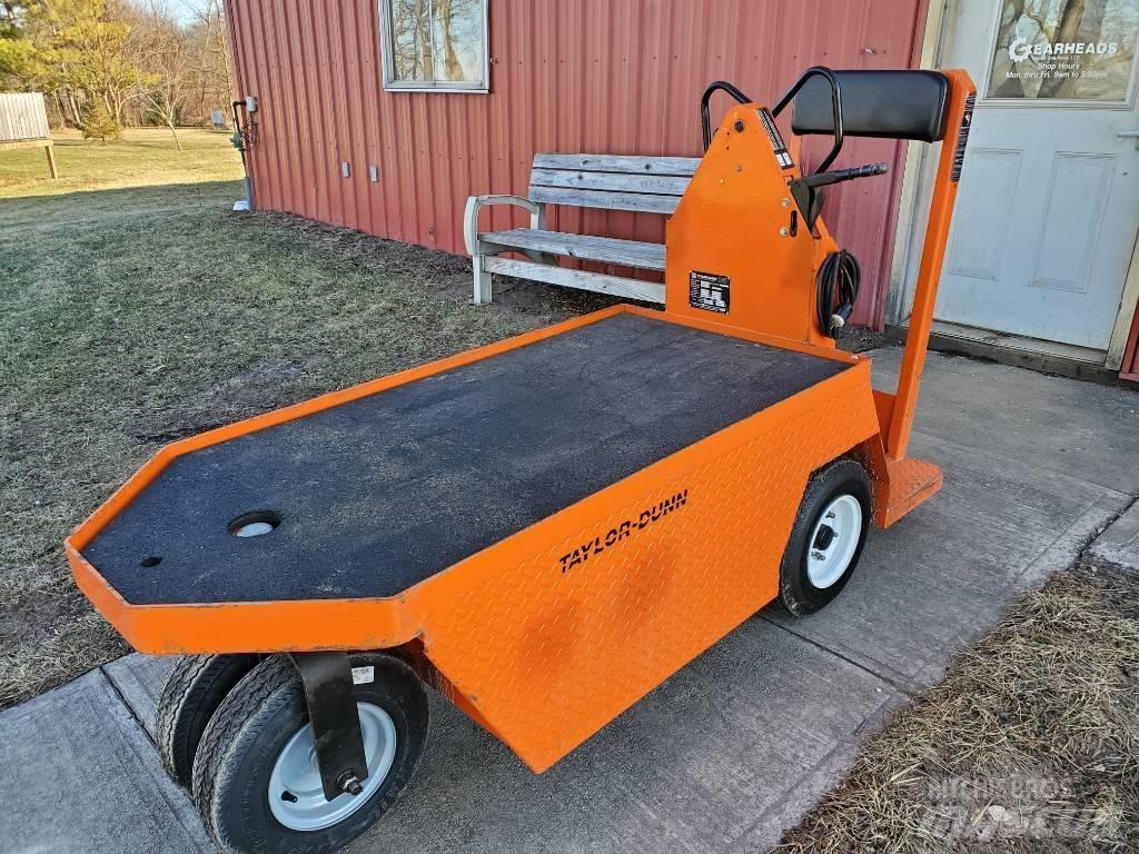 Taylor-Dunn SC100 Vlečna vozila