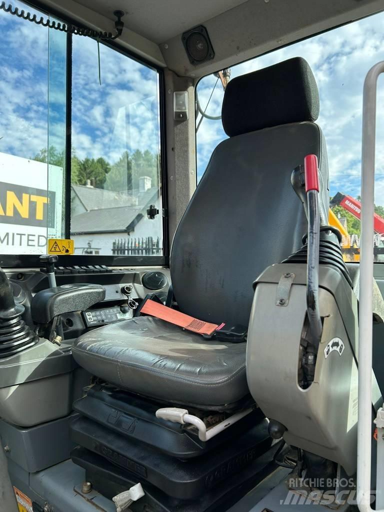 Takeuchi TB 230 Mini bagri <7t