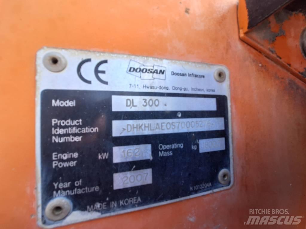 Doosan DL 300 Kolesni nakladalci