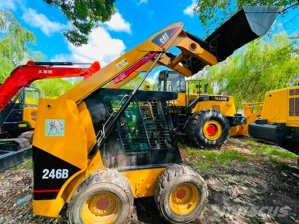 CAT 246B Mini nakladalci
