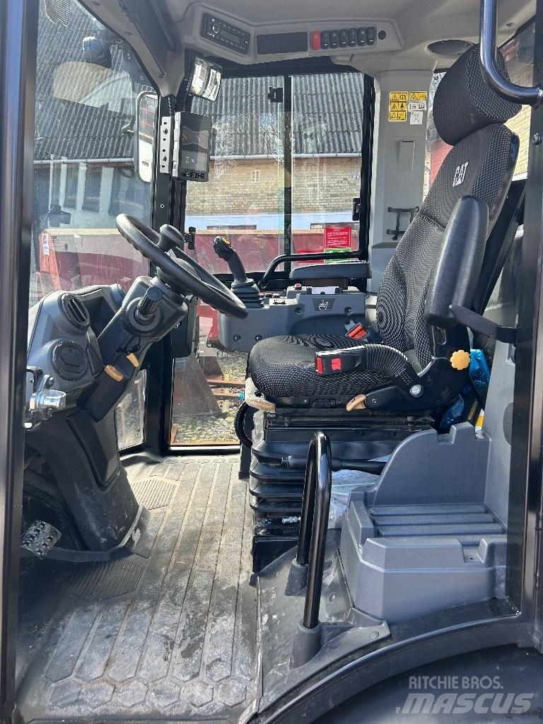 CAT 906 Kolesni nakladalci
