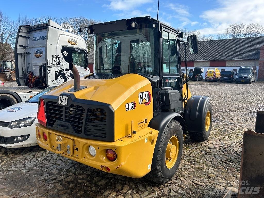 CAT 906 Kolesni nakladalci