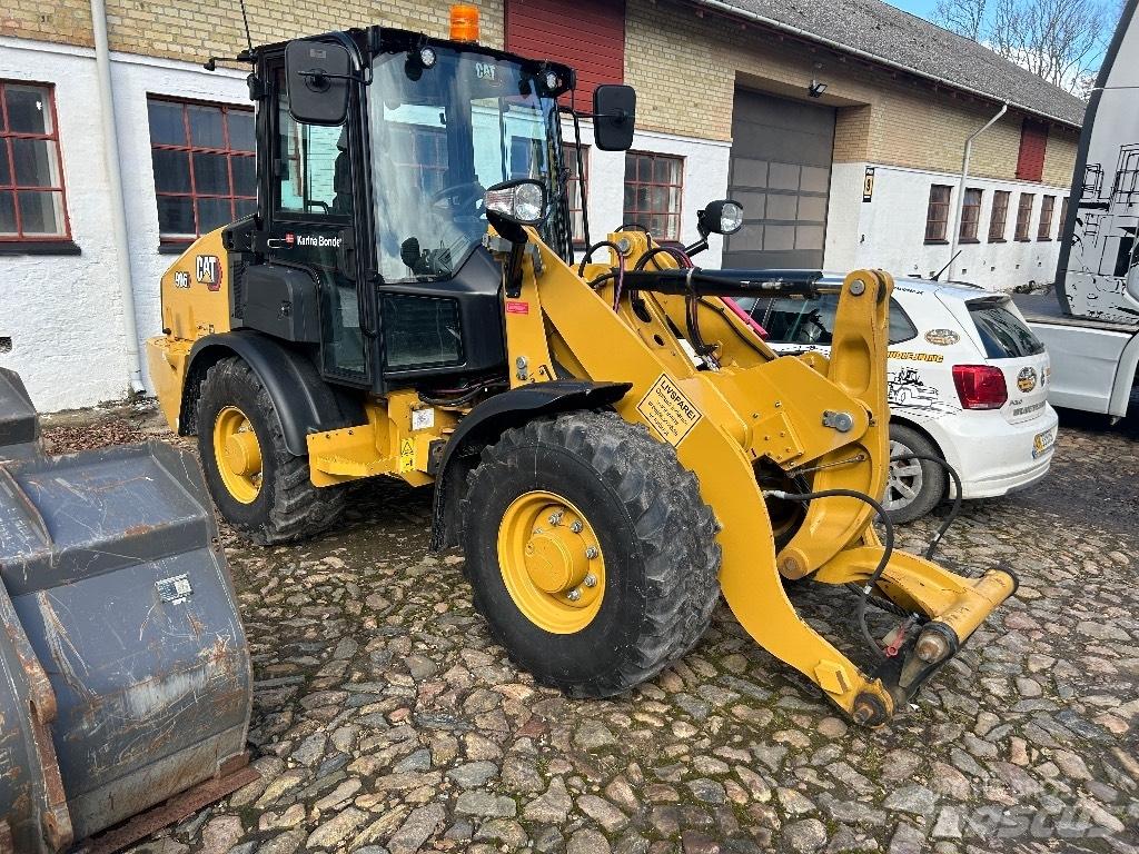 CAT 906 Kolesni nakladalci