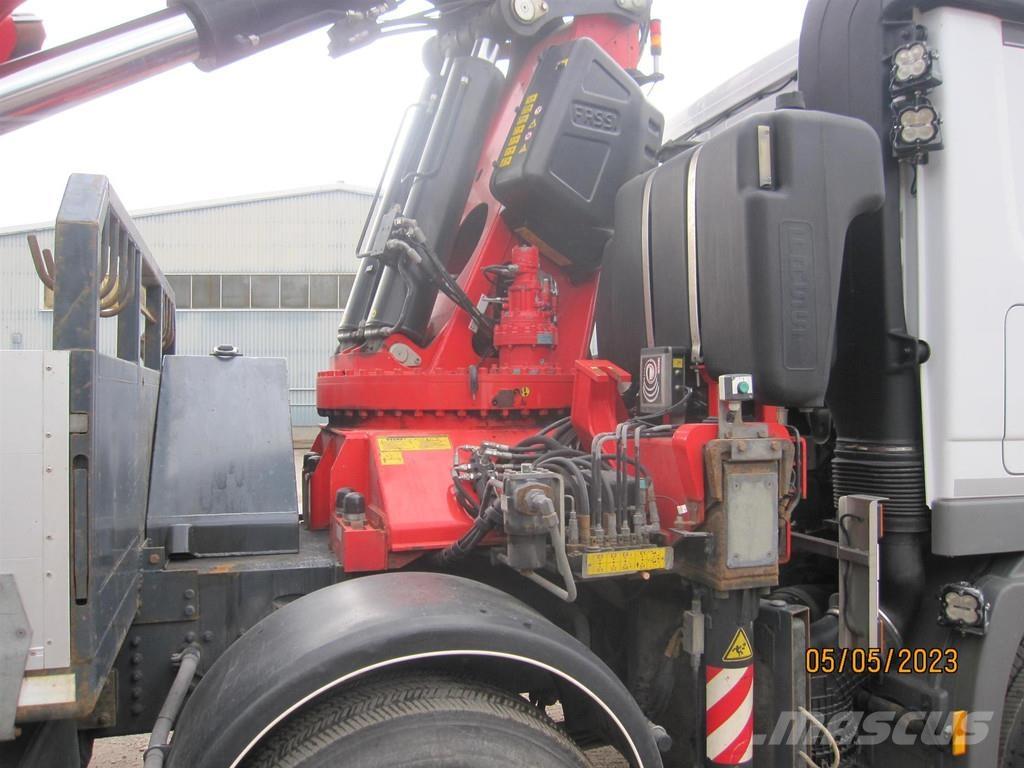 Sisu Polar Tovornjaki z žerjavom