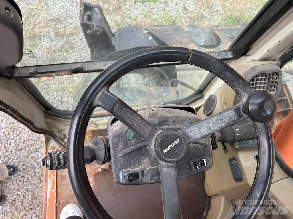 Doosan DH 210 W Bagri na kolesih
