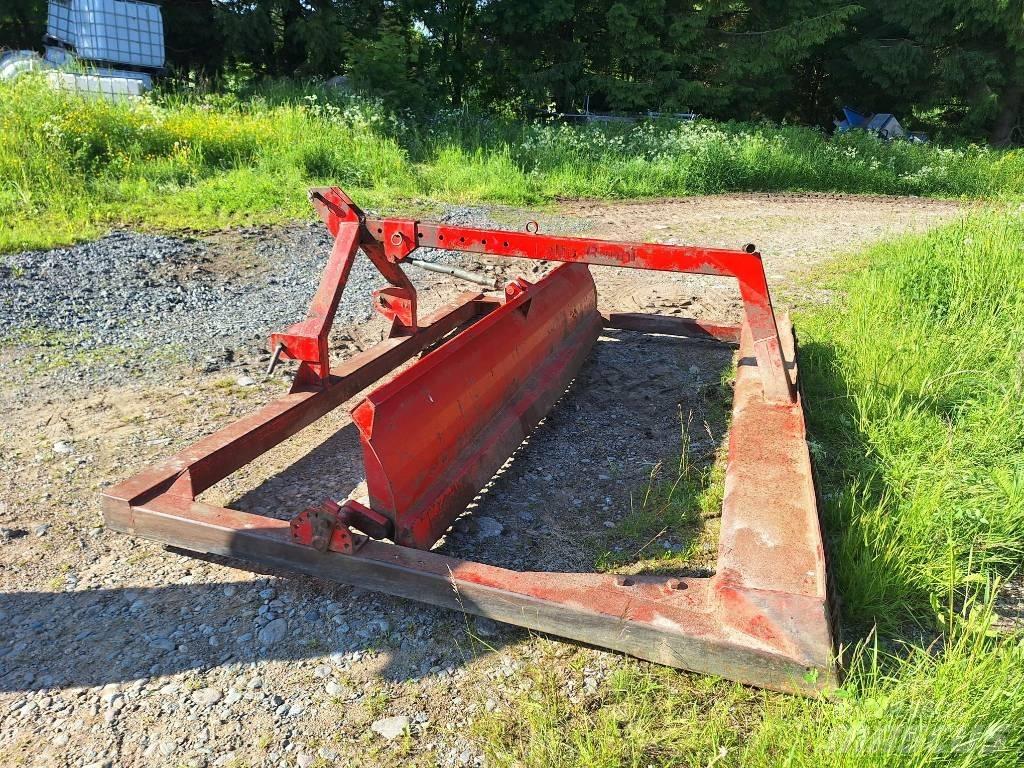 Runni Peltolana 300 Cestni plugi