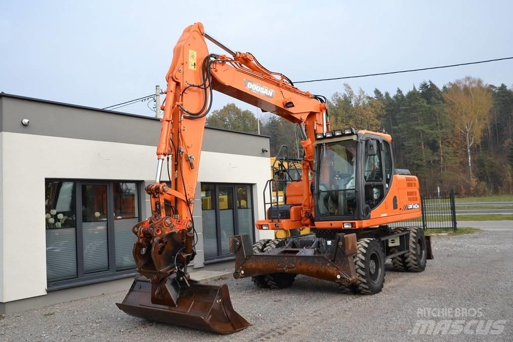 Doosan DX 140 W Bagri na kolesih