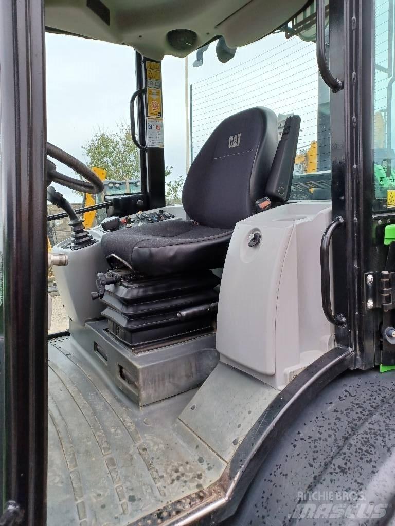 CAT 906M Kolesni nakladalci