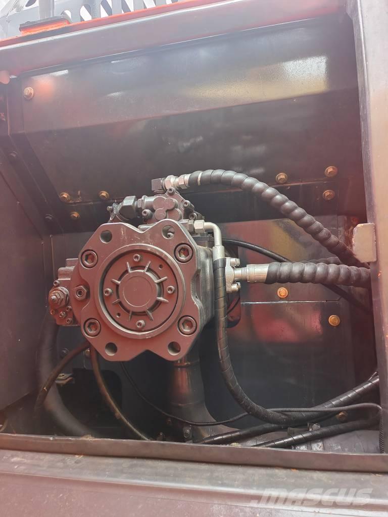 Doosan DX 300 LC Bagri goseničarji