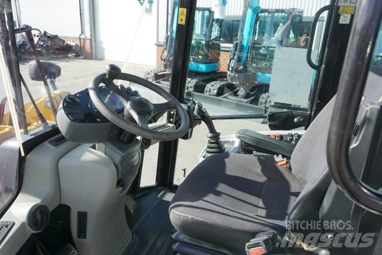 CAT 906M *Uthyres* Kolesni nakladalci