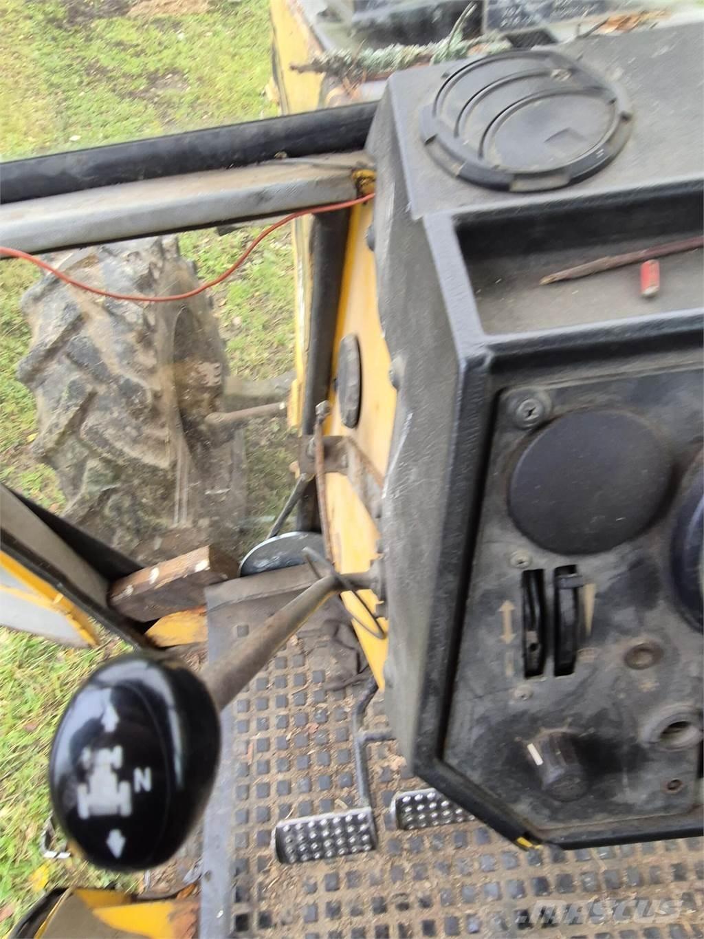 Valtra 715M Traktorji