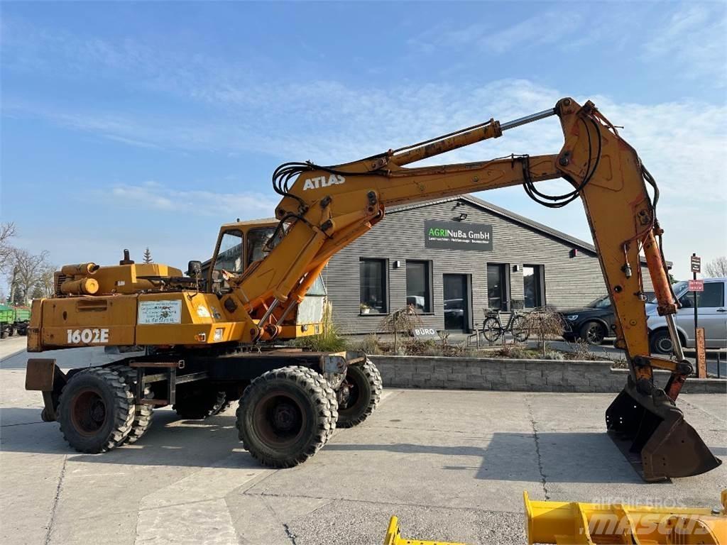 Atlas 1602E Bagri na kolesih