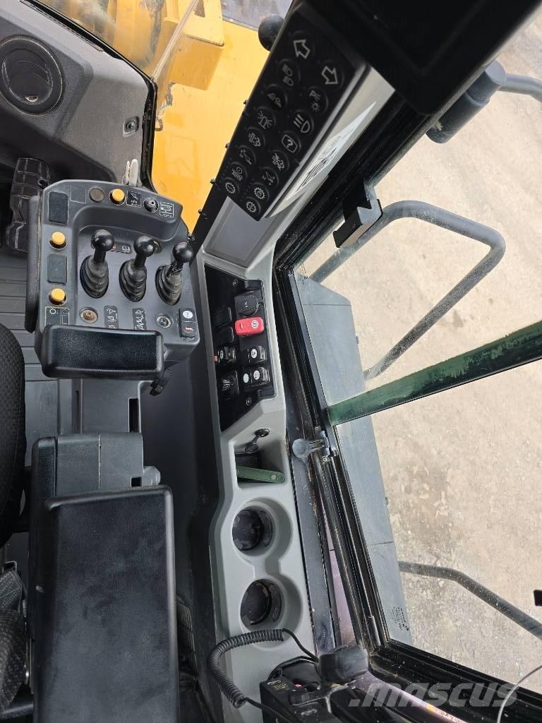 CAT 962 M Kolesni nakladalci