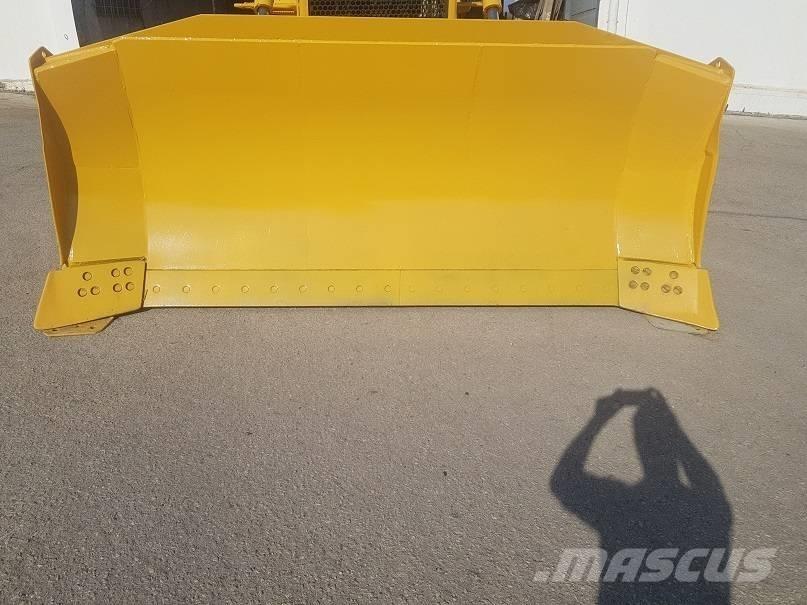Komatsu D65EX-15 Buldožerji goseničarji
